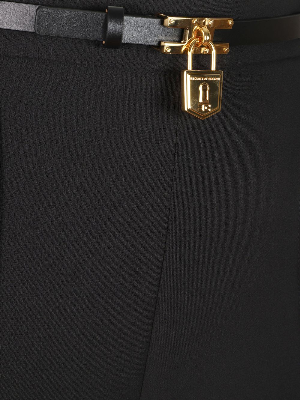 ELISABETTA FRANCHI Shorts neri eleganti con cinturino e charm dorato