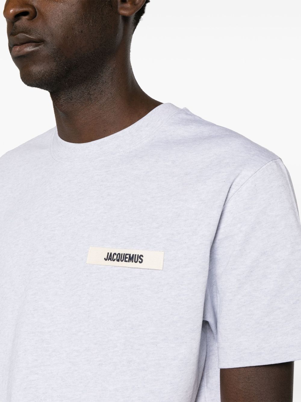 JACQUEMUS T-shirt grigia in cotone con patch logo sul petto