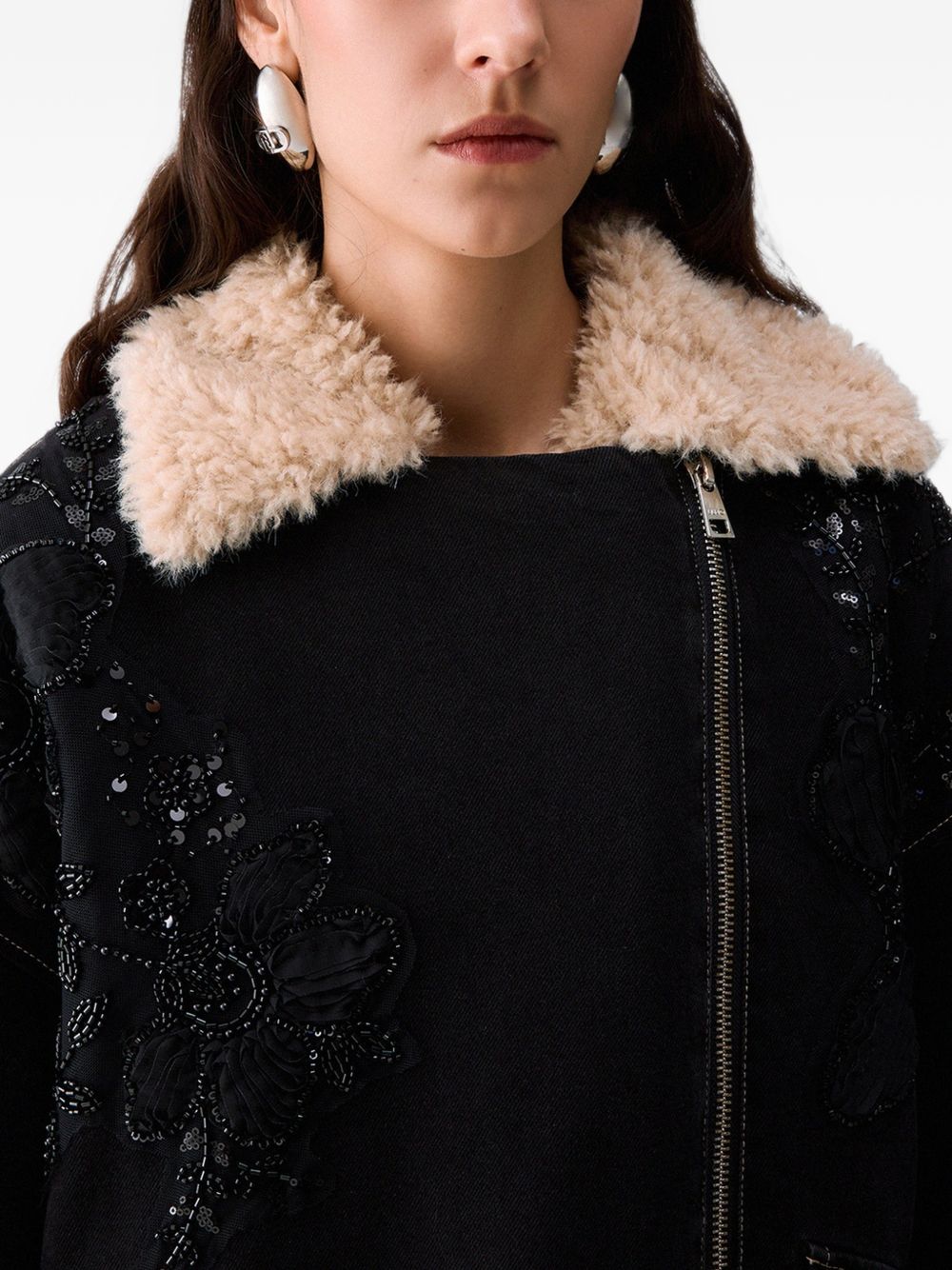 LIUJO Giubbotto nero con colletto in fur e ricami floreali con strass