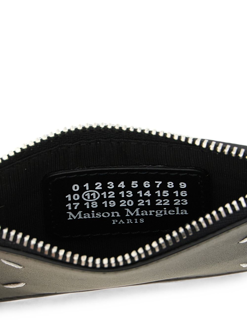 MAISON MARGIELA Portafoglio nero con zip e cuciture iconiche