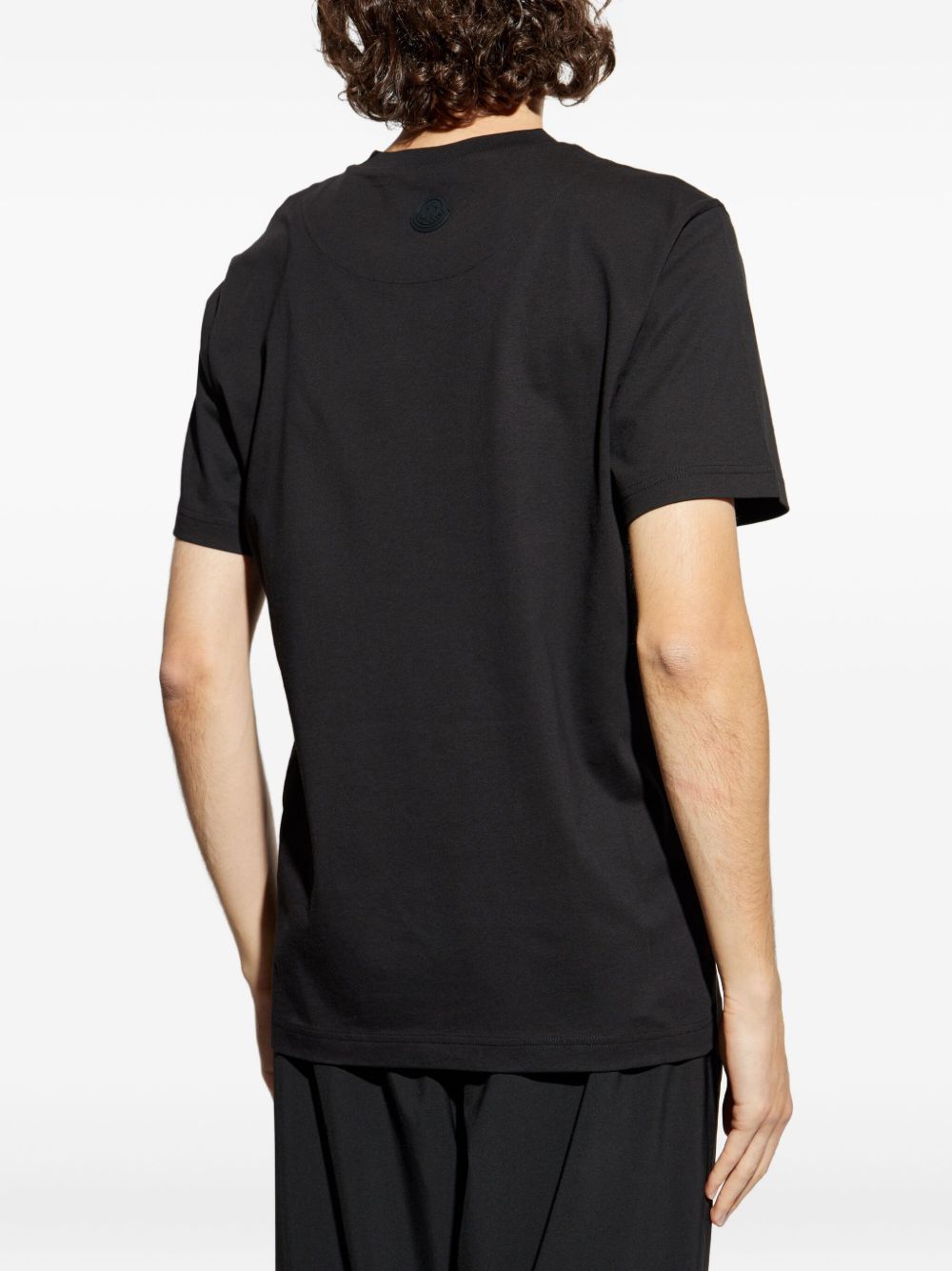 MONCLER T-shirt nera a maniche corte con logo sul petto