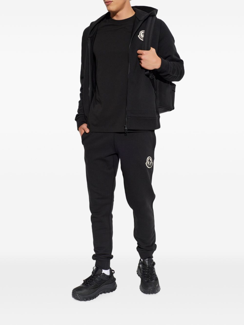 MONCLER Felpa nera con zip e cappuccio con logo ricamato