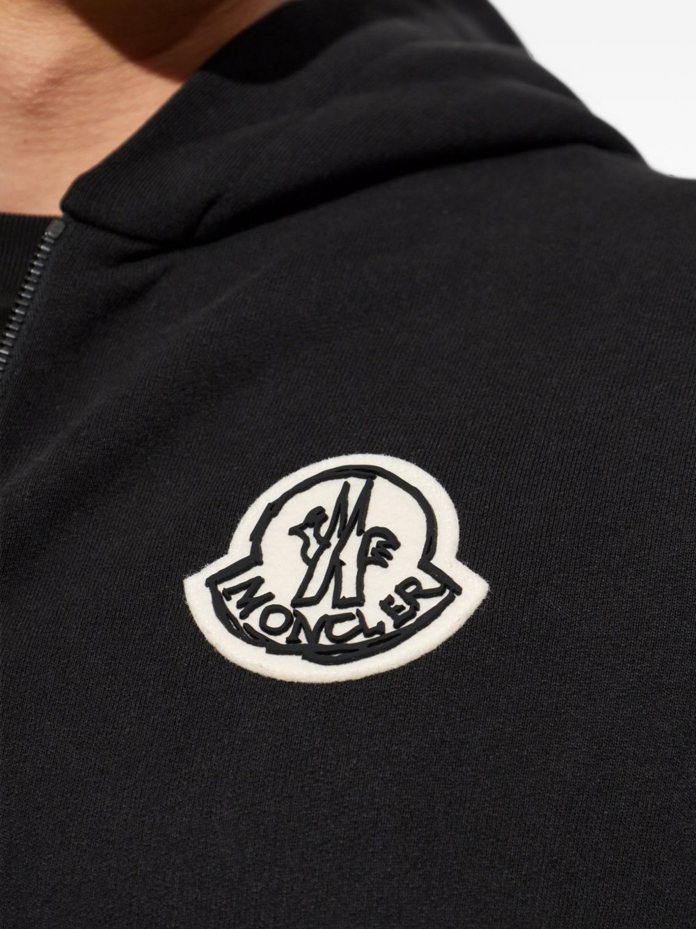 MONCLER Felpa nera con zip e cappuccio con logo ricamato