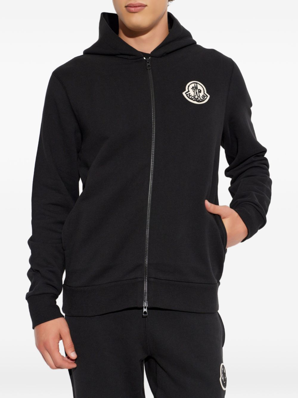 MONCLER Felpa nera con zip e cappuccio con logo ricamato