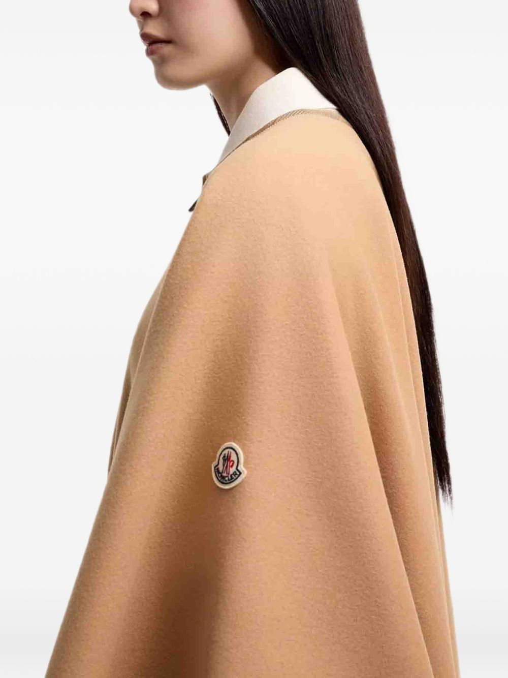 MONCLER Cappa mantella cammello con cintura in vita e cappuccio imbottito
