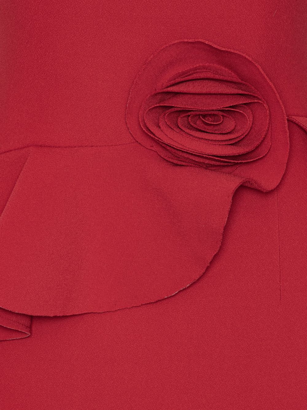 ROTATE Abito lungo rosso con rouches, rosa in vita e spacco