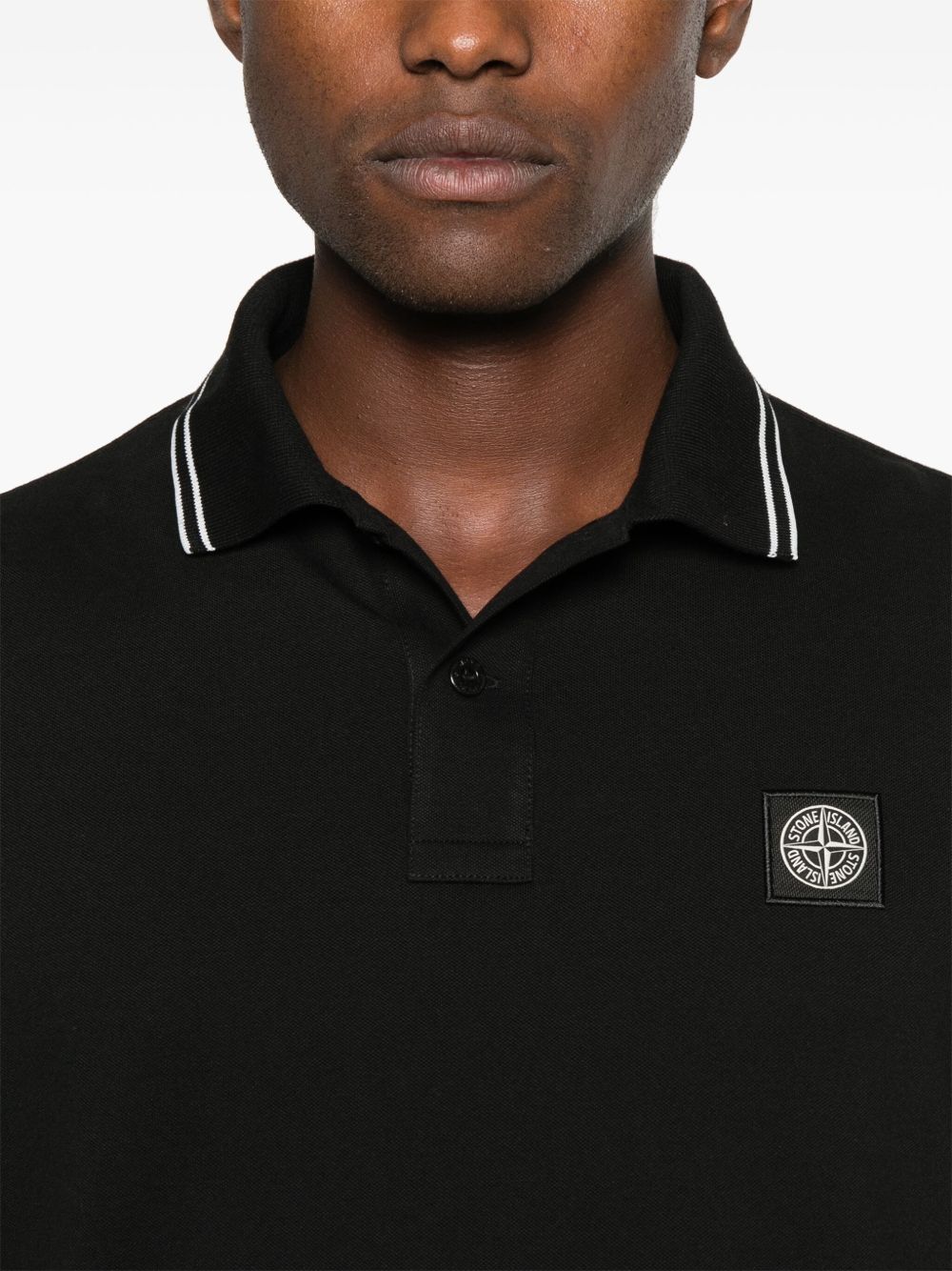 STONE ISLAND Polo nera a maniche lunghe in cotone elasticizzato con dettagli a contrasto
