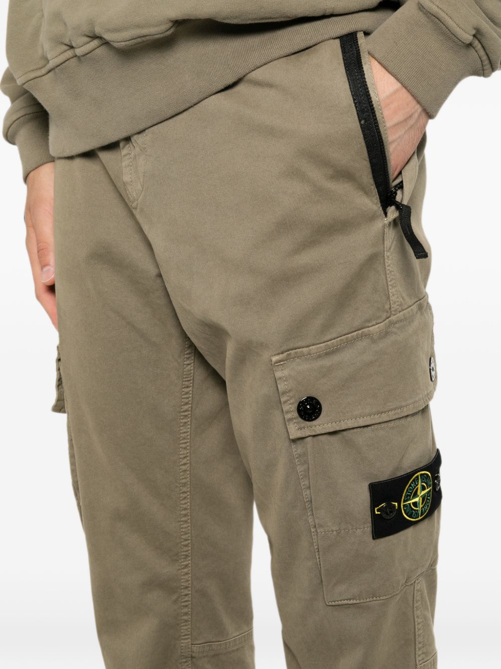 STONE ISLAND Pantaloni sportivi uomo marroni in cotone con tasche cargo