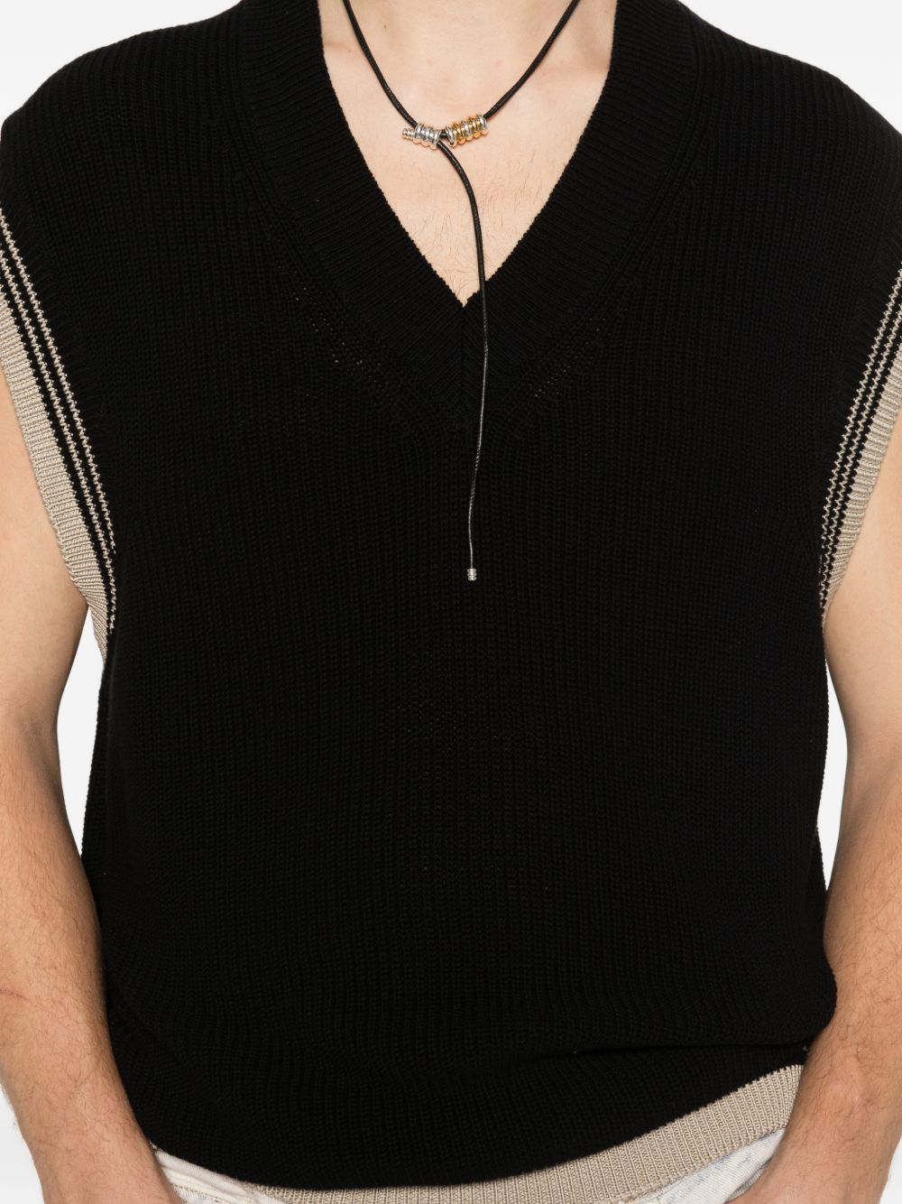 AMARANTO Gilet con scollo a V nero con bordi beige