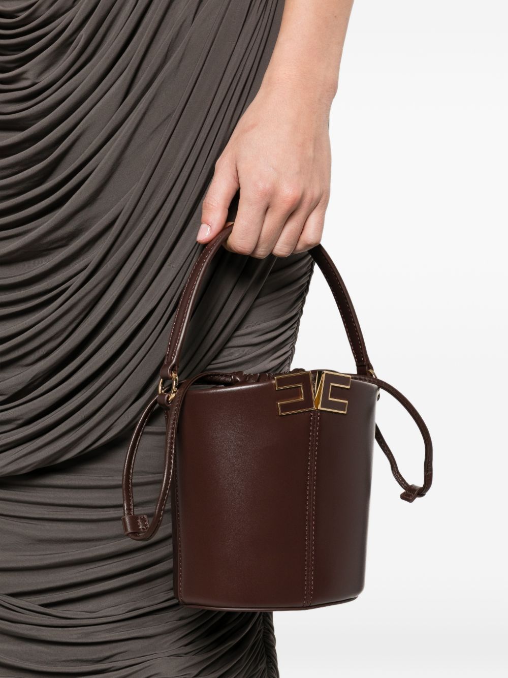 ELISABETTA FRANCHI Borsa a secchiello in pelle marrone con logo e tracolla