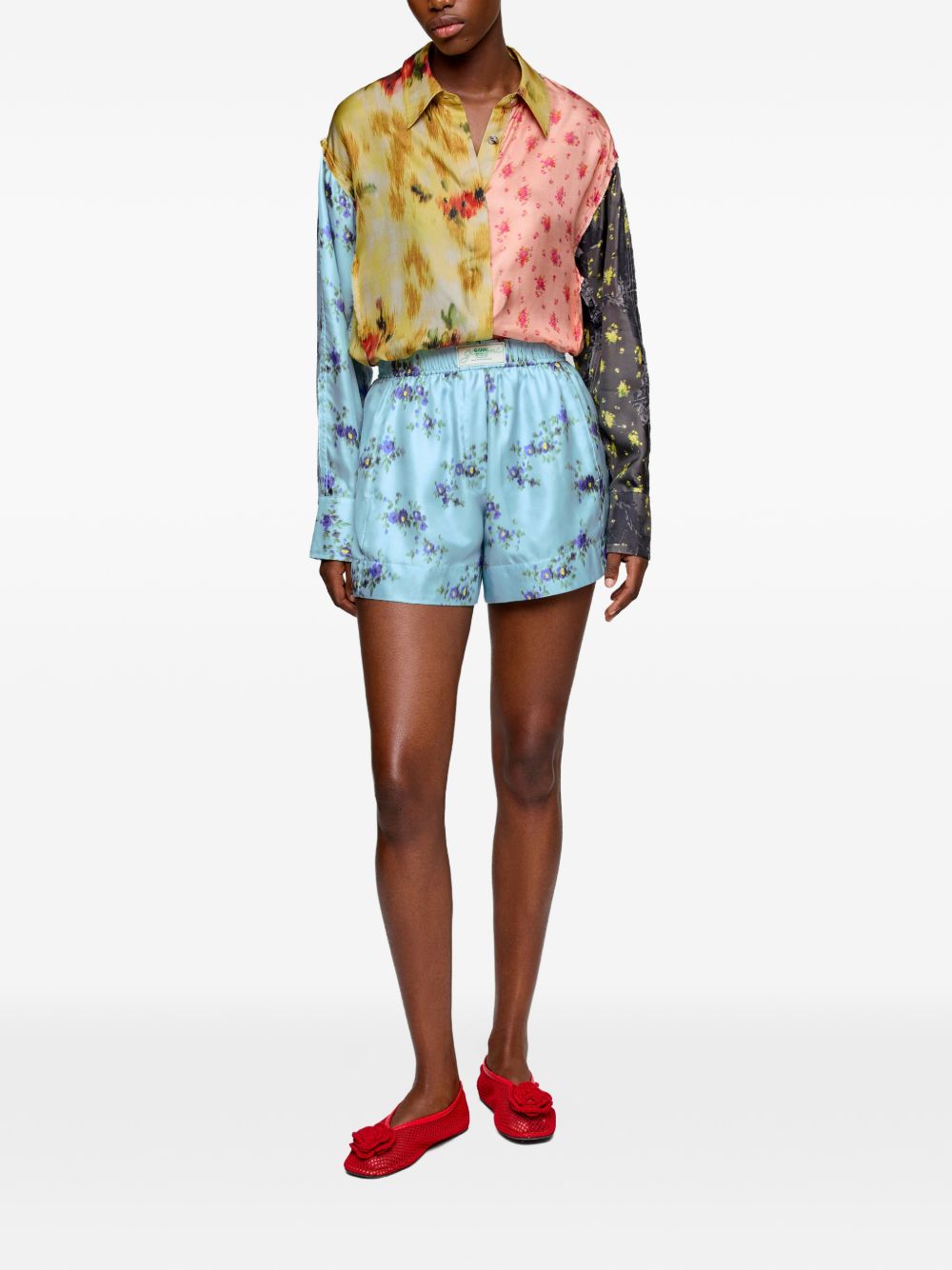 GANNI Short in seta azzurro con fantasia floreale
