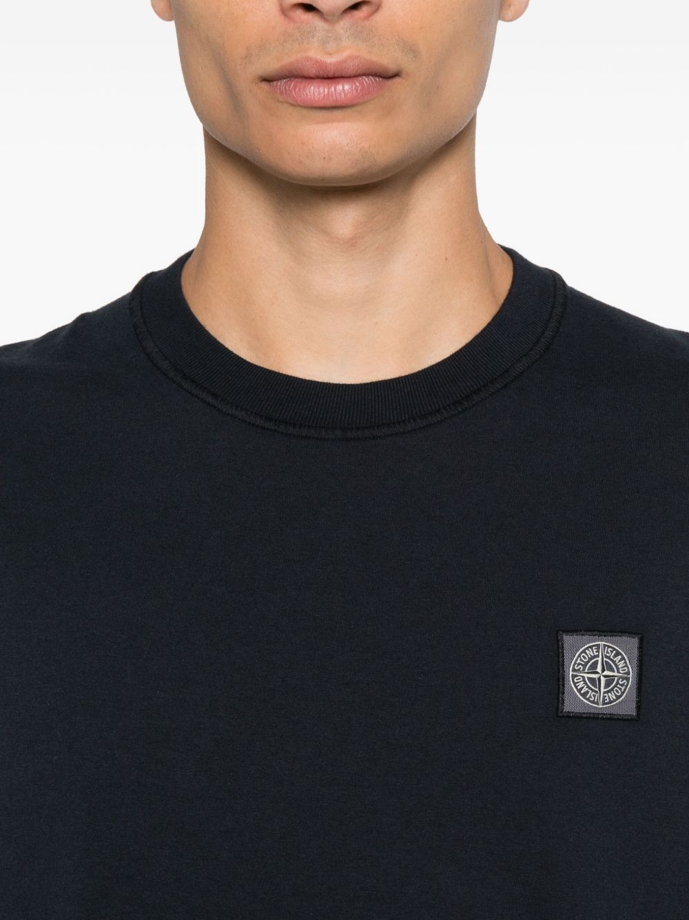 STONE ISLAND T-shirt nera in cotone biologico con applicazione logo Compas