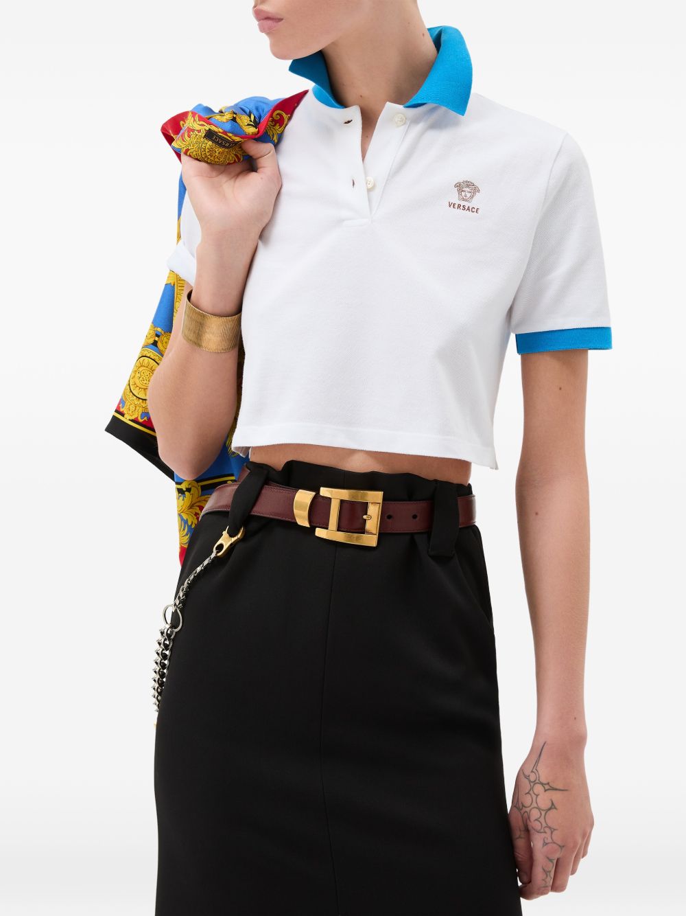 VERSACE Polo in cotone bianco crop con dettagli azzurri a contrasto