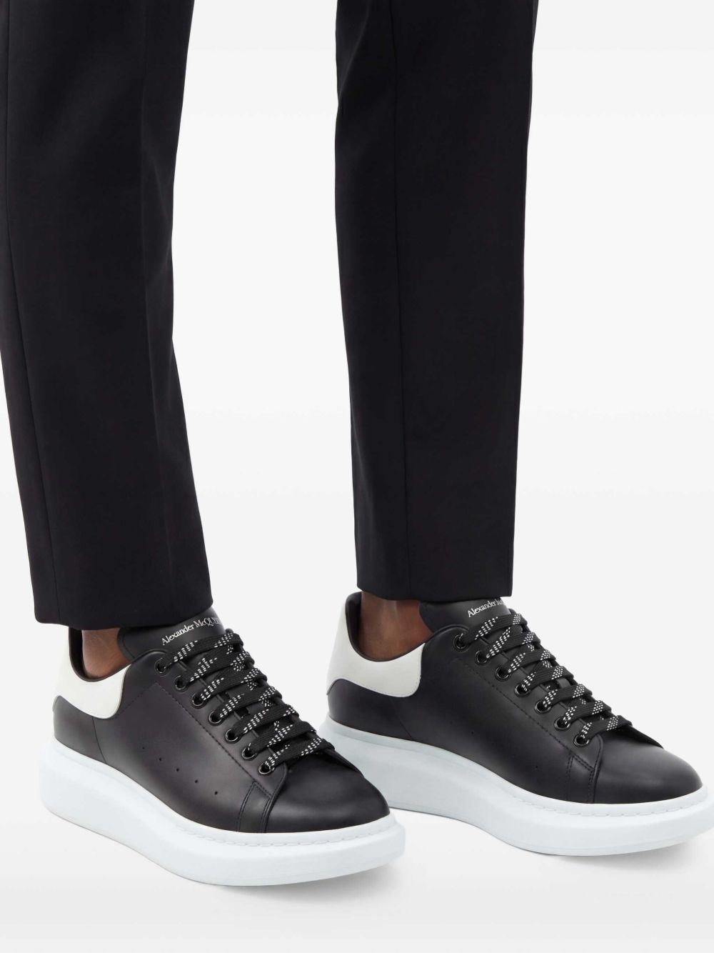 ALEXANDER McQUEEN Sneakers nere con suola e linguetta sul tallone bianca 