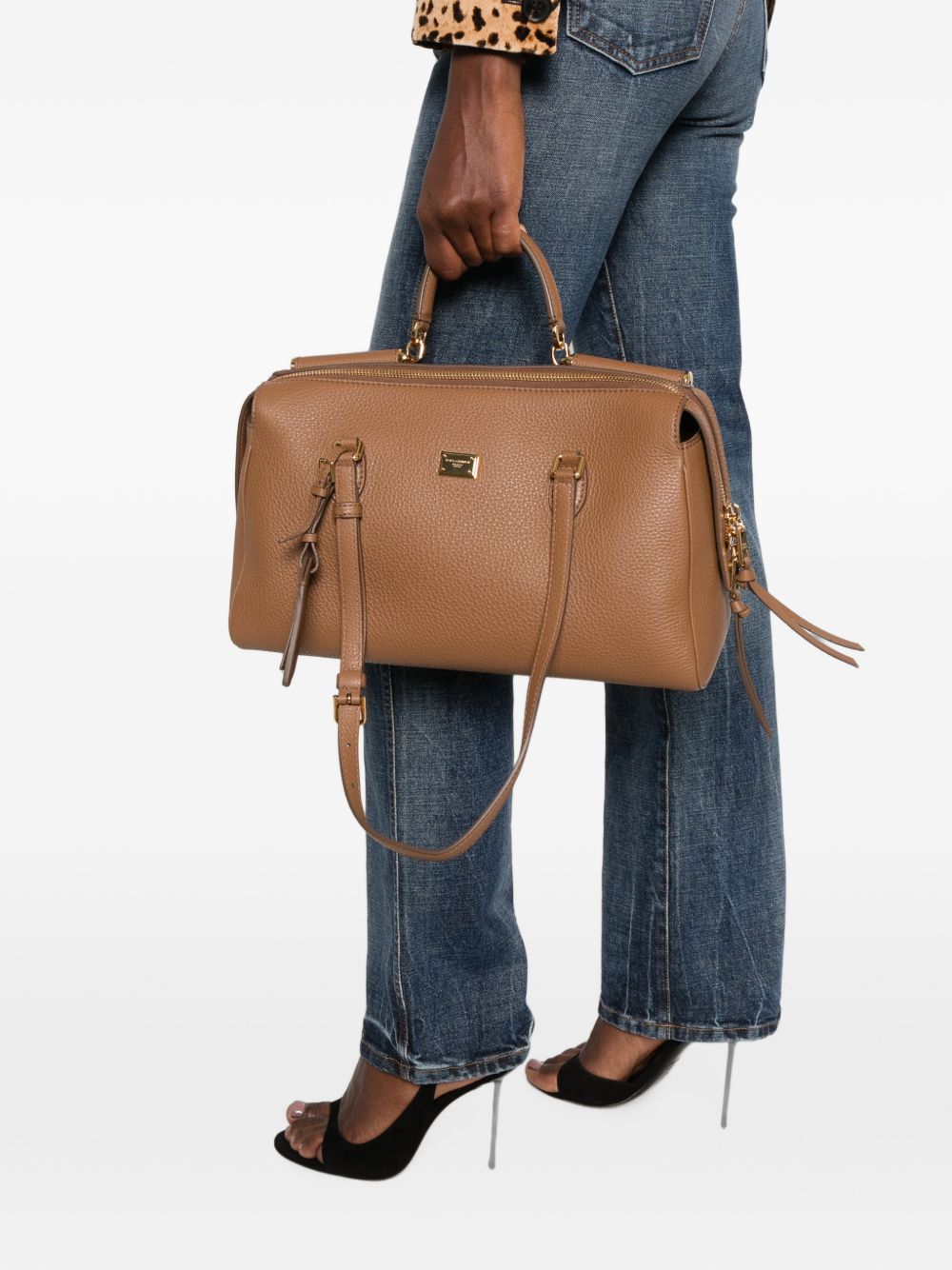 DOLCE e GABBANA Borsa Vittoria bowling in pelle martellata con logo dorato 