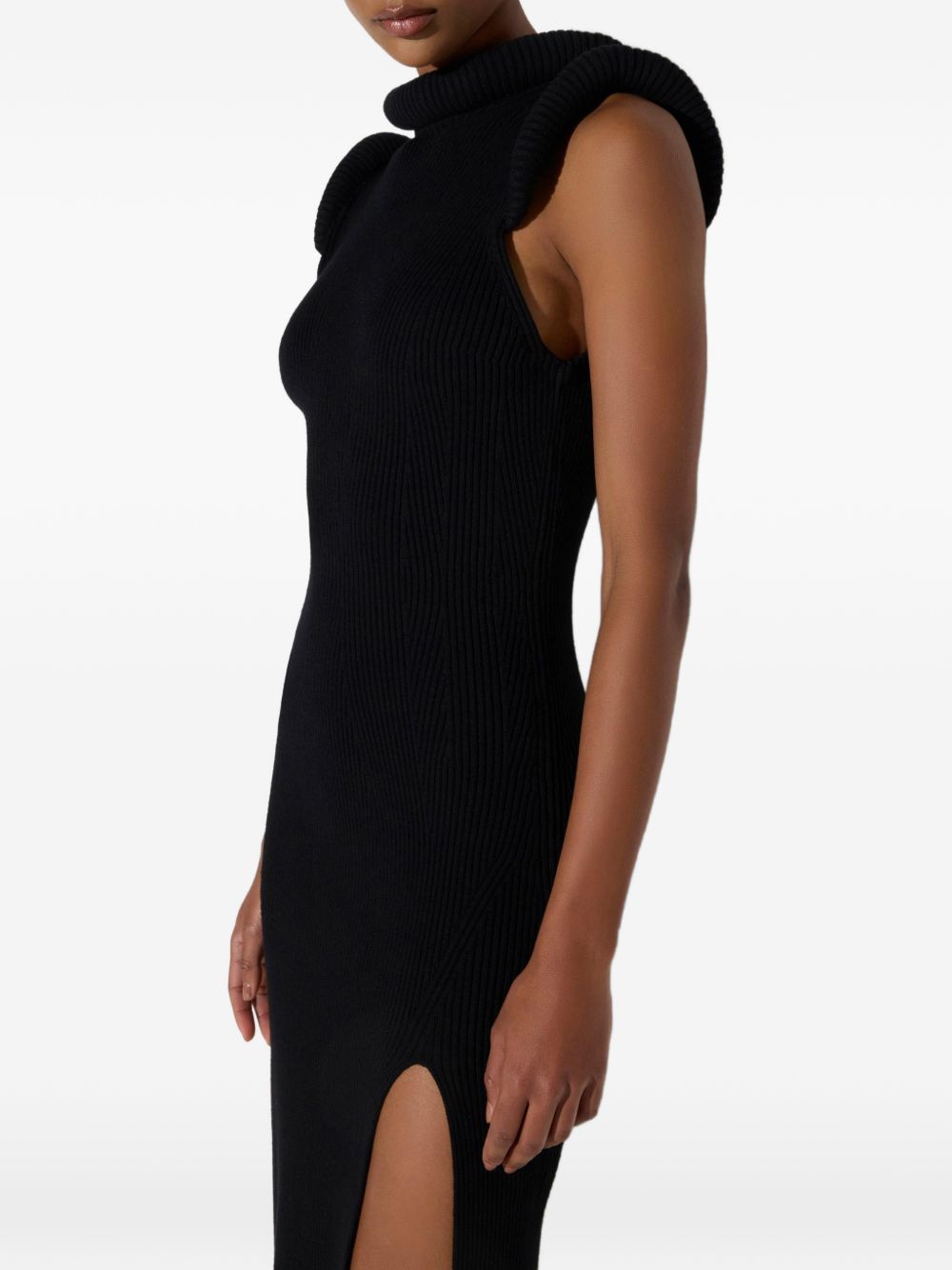 ELISABETTA FRANCHI Abito lungo elegante con spacco laterale e spalline strutturate 