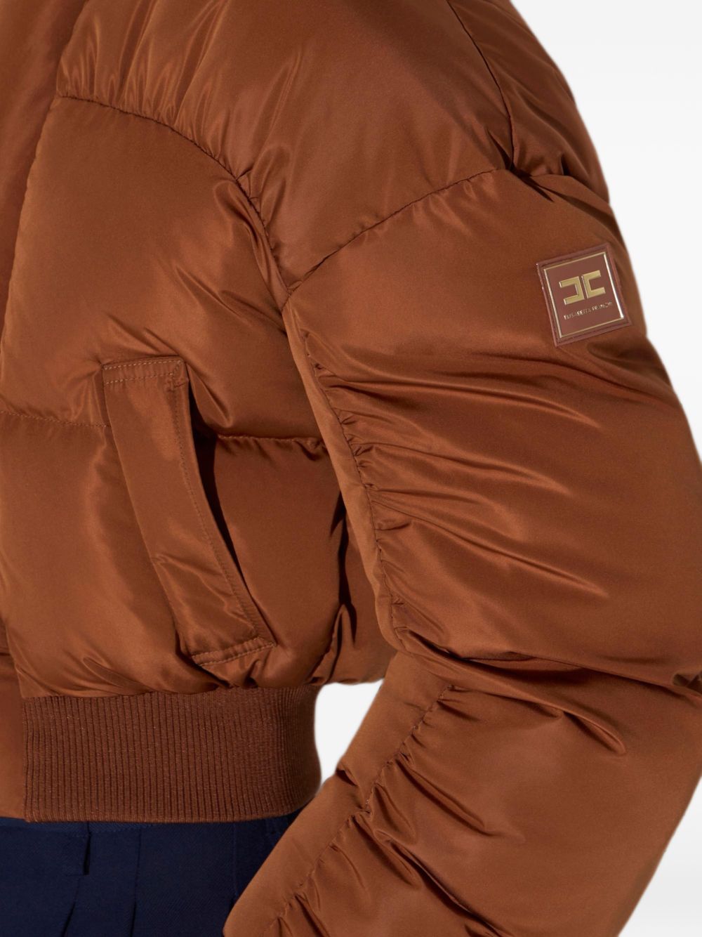 ELISABETTA FRANCHI Piumino bomber corto in vita marrone tabacco con tasche 