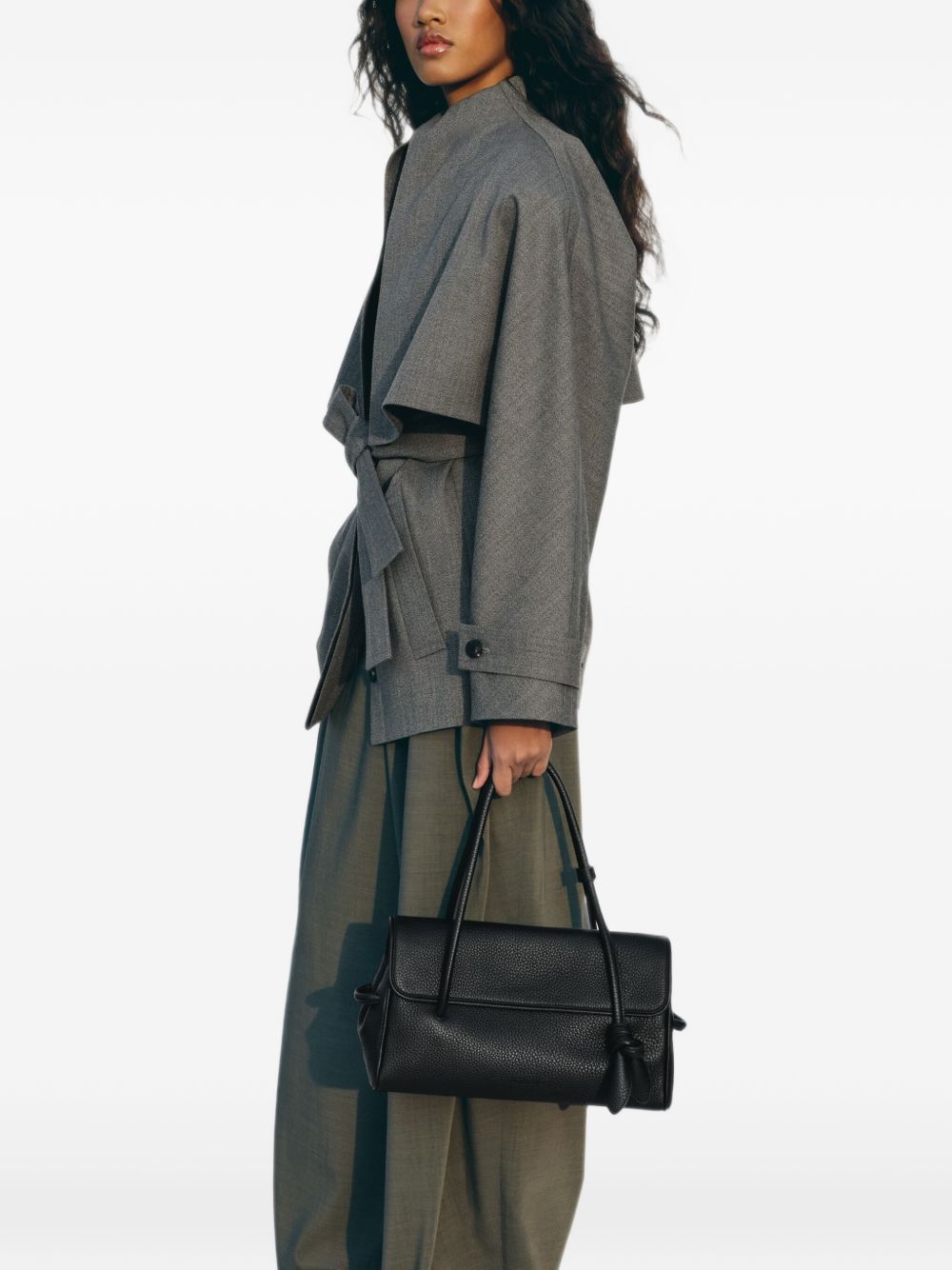 JACQUEMUS Borsa a spalla Le Turismo Long in pelle martellata nera 