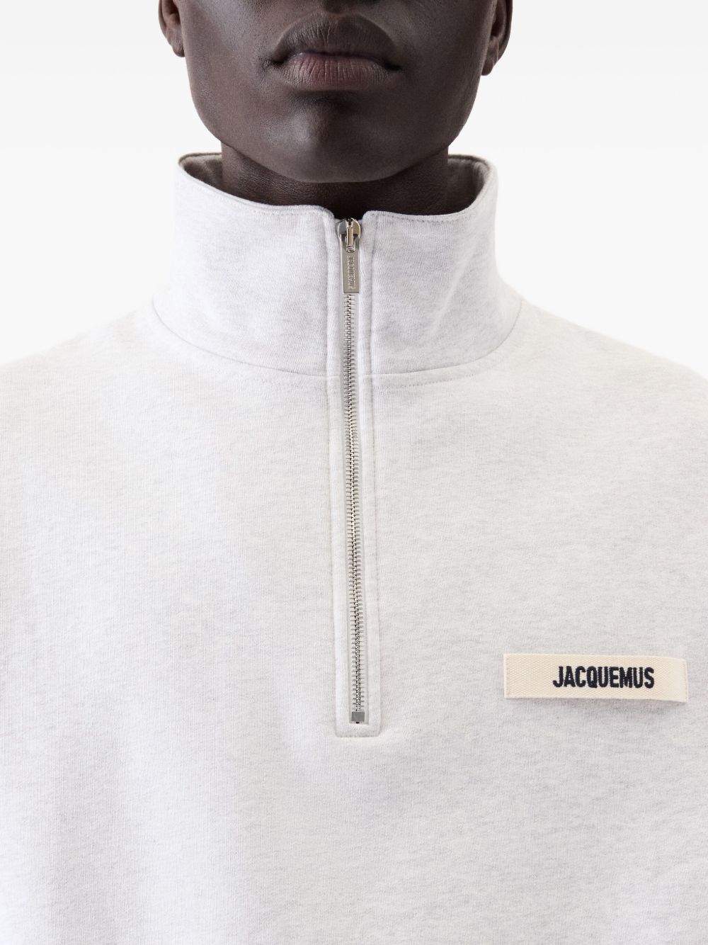 JACQUEMUS Felpa grigio chiaro con zip e collo alto 