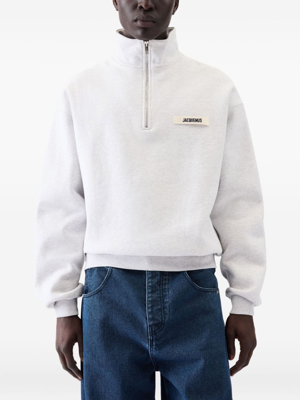 JACQUEMUS Felpa grigio chiaro con zip e collo alto 