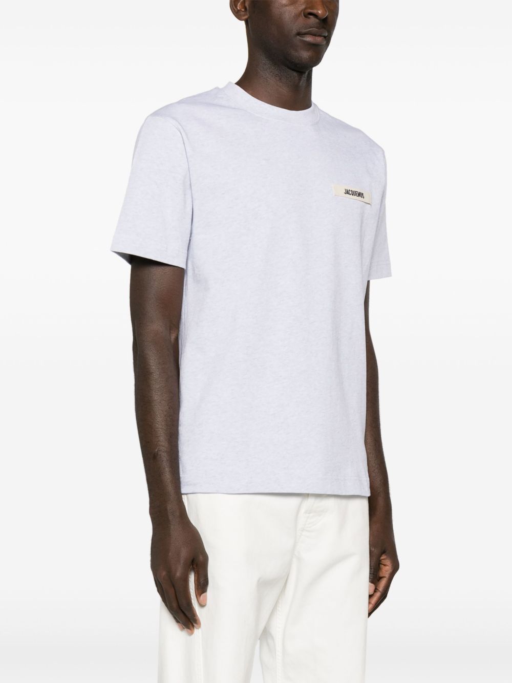 JACQUEMUS T-shirt grigia in cotone con patch logo sul petto 