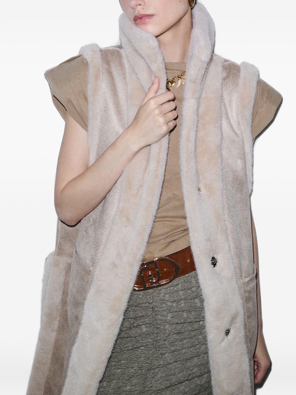 LIUJO Gilet lungo smanicato in ecopelliccia con cintura 