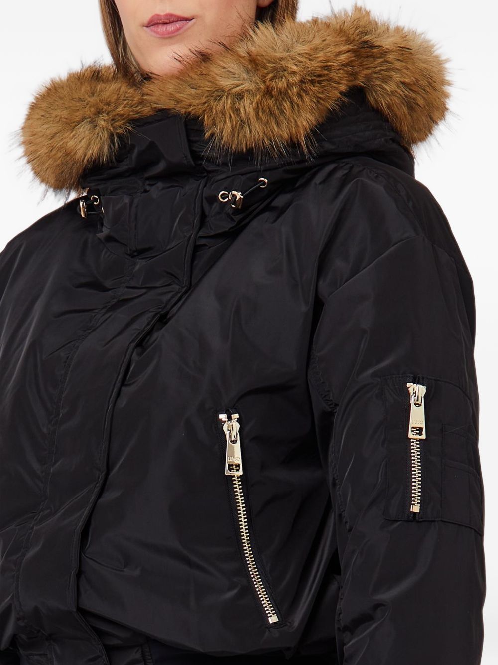 LIUJO Bomber nero con cappuccio rivestito in ecopelliccia 