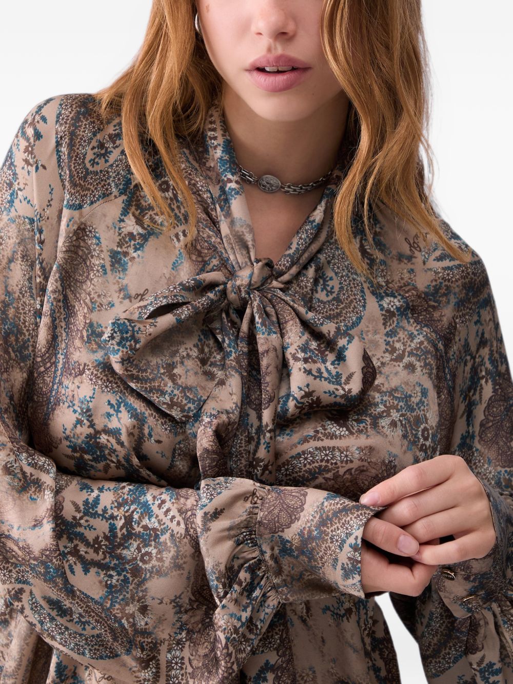 LIUJO Camicia beige con motivo floreale marrone e blu e collo lavallière 