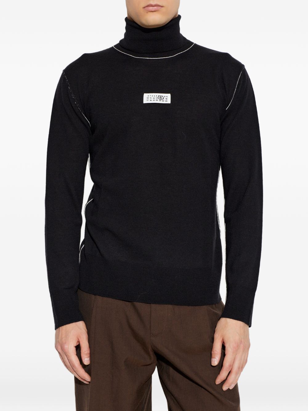 MM6 MAISON MARGIELA Dolcevita nero in maglia a coste con cuciture a contrasto e patch logo 