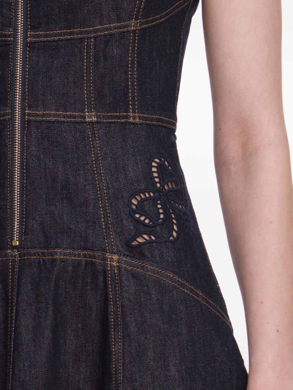 SELF PORTRAIT Abito midi in denim indigo con ricami a fiocco e zip frontale 