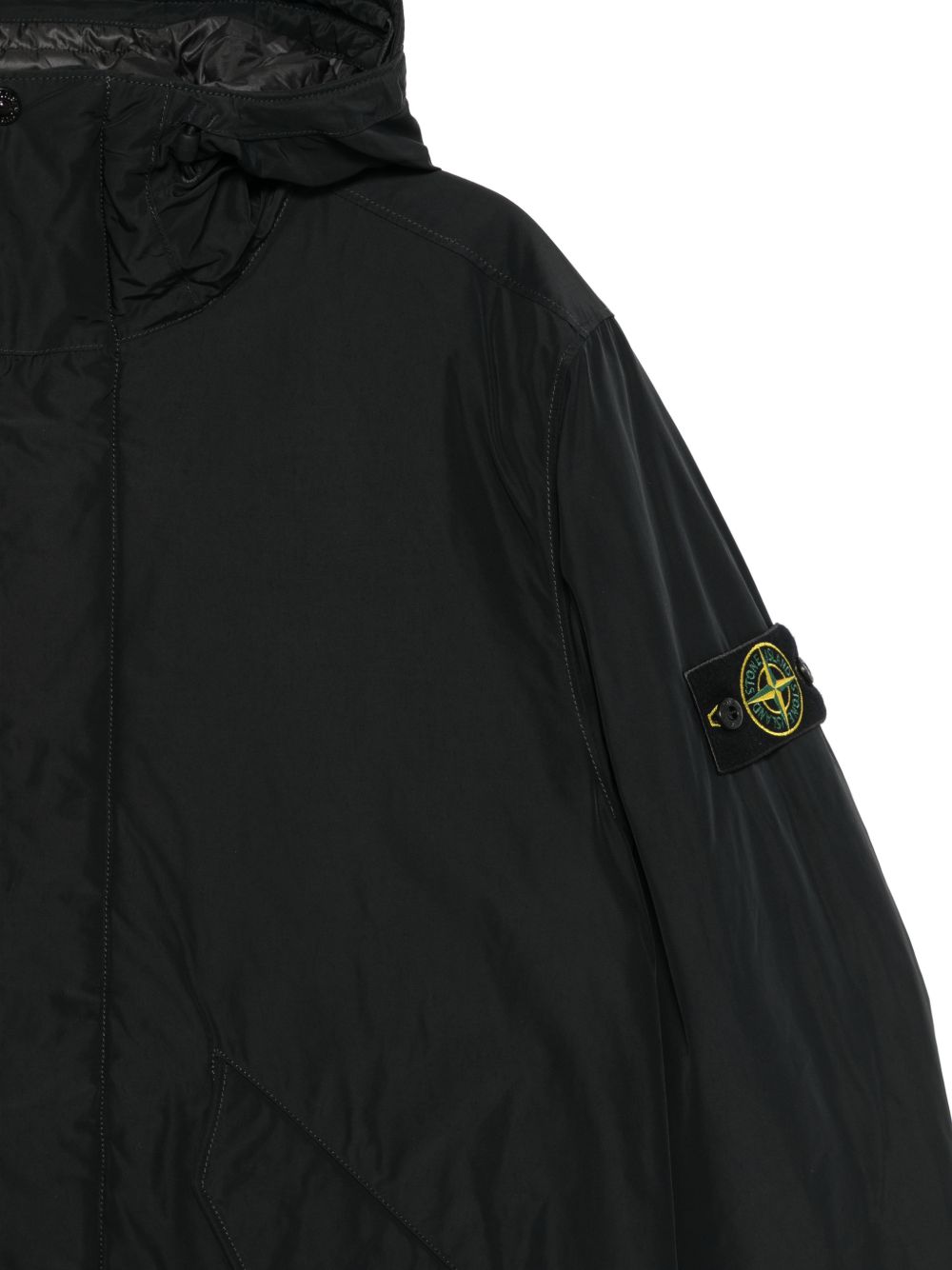STONE ISLAND Giacca nera in tessuto tecnico con cappuccio e logo patch 
