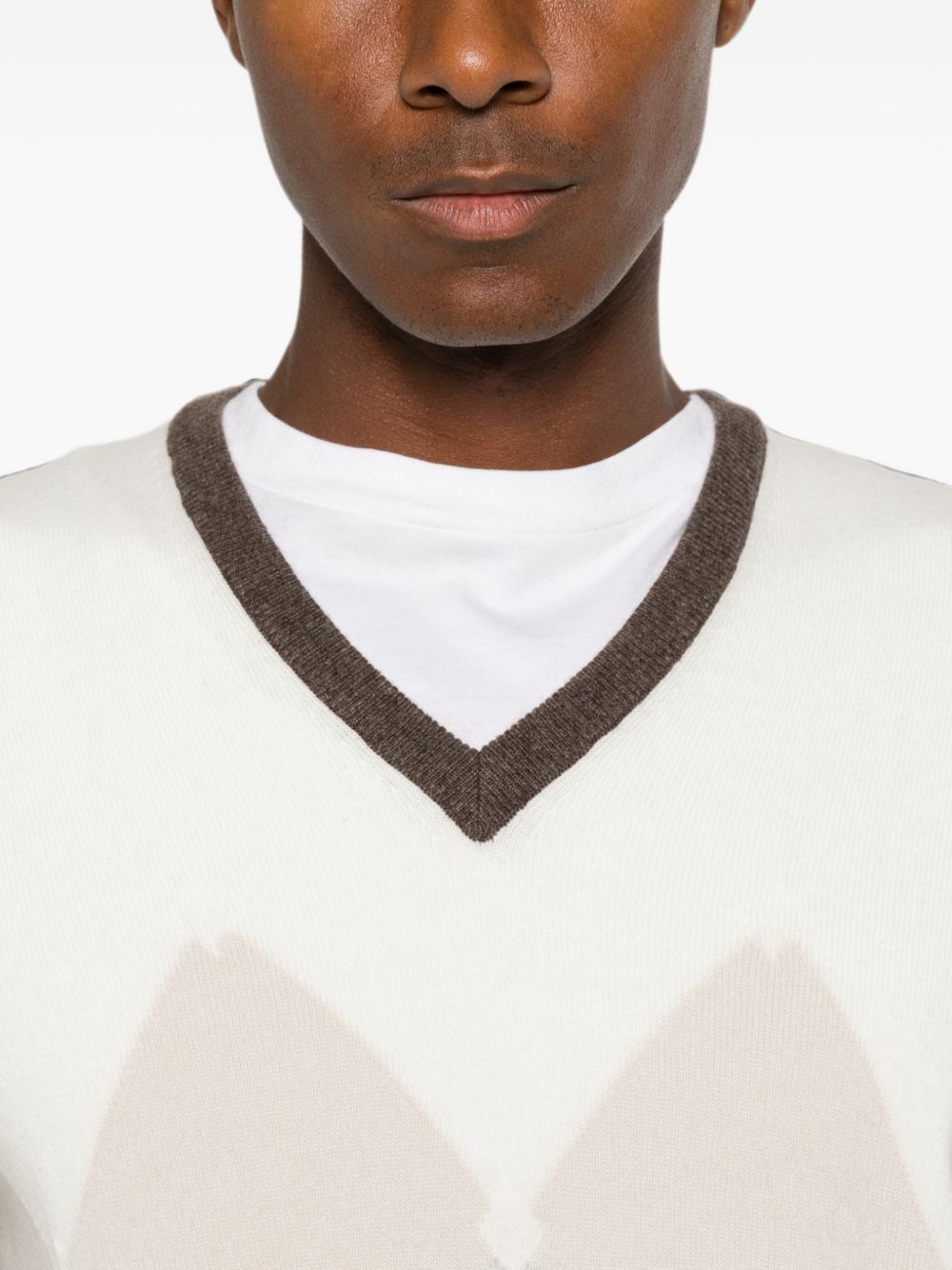 VENGERA Maglia marrone con scollo a V in lana e motivo a rombi 