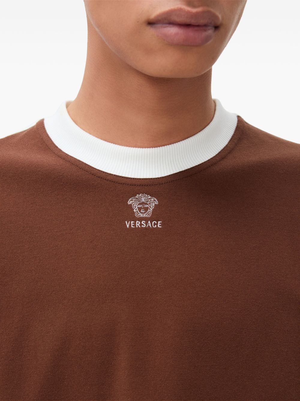 VERSACE T-shirt marrone in cotone con logo Medusa ricamato 