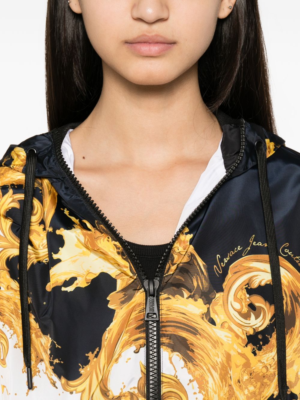 VERSACE JEANS COUTURE Giacca nera e bianca con stampa barocca e cappuccio 