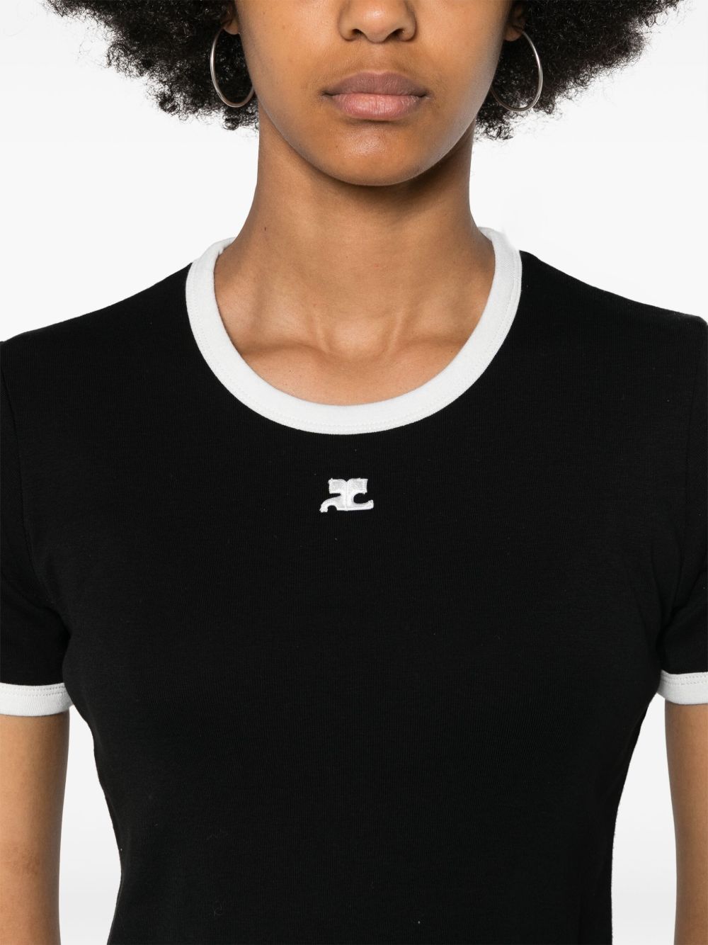 COURREGES T-shirt slim nera con rifiniture bianche 