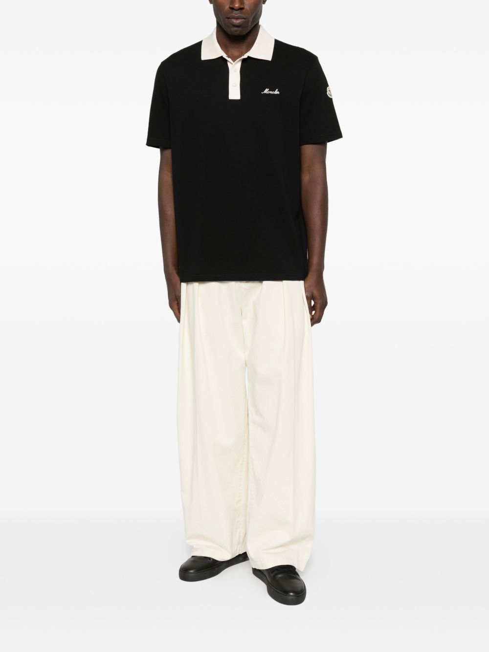 MONCLER Polo in cotone nero con colletto a contrasto 