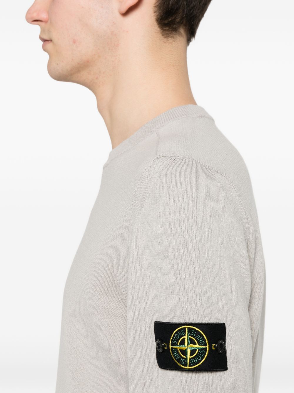 STONE ISLAND Maglia in cotone grigio girocollo con patch logo 