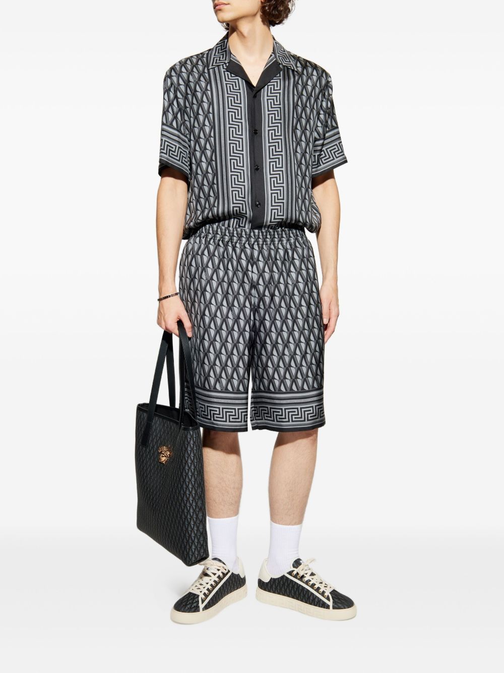 VERSACE Camicia in seta grigio e nera con motivo monogram 
