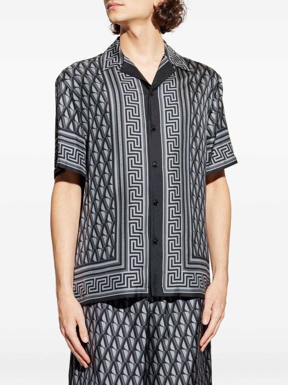 VERSACE Camicia in seta grigio e nera con motivo monogram 