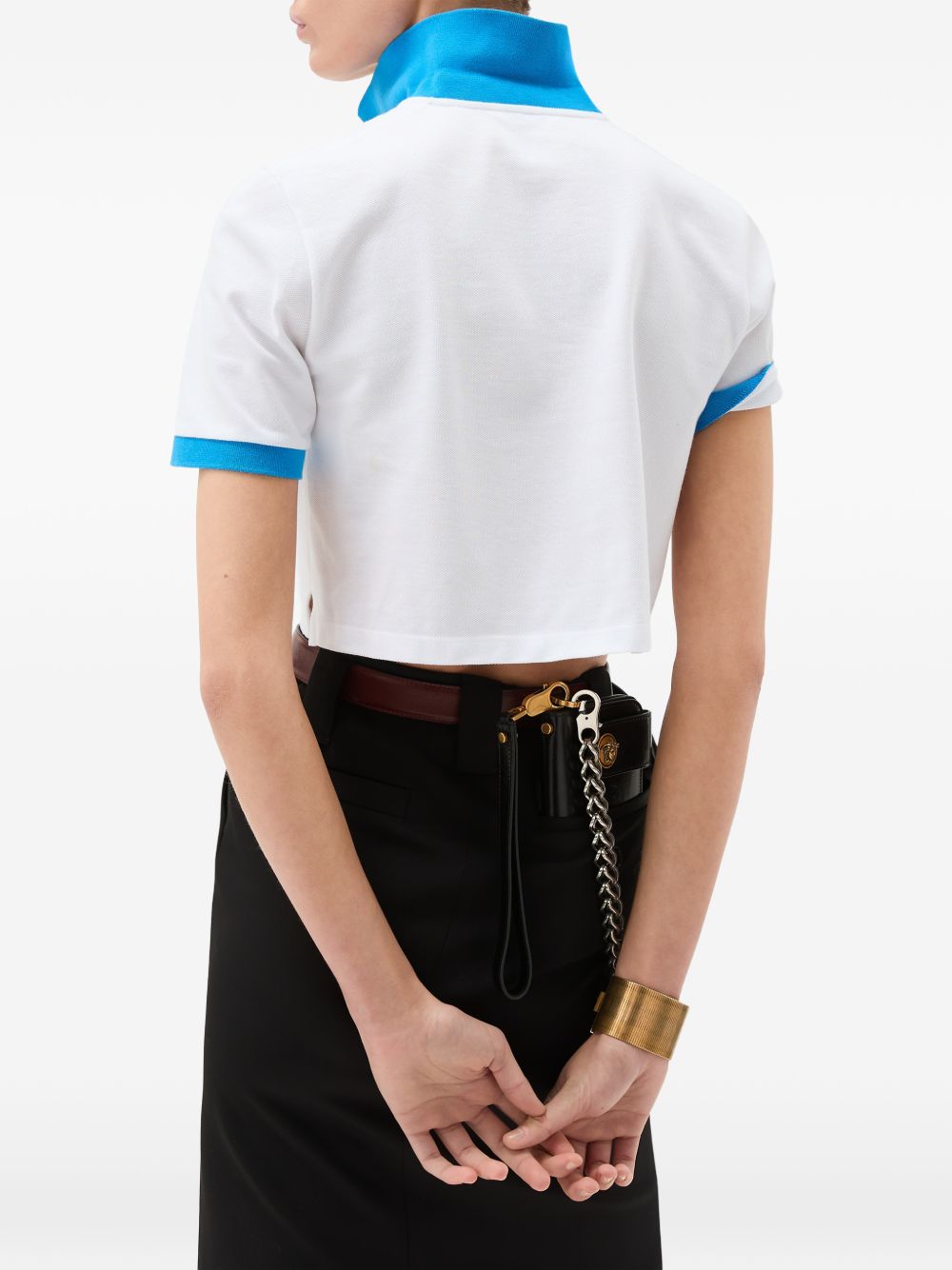 VERSACE Polo in cotone bianco crop con dettagli azzurri a contrasto 